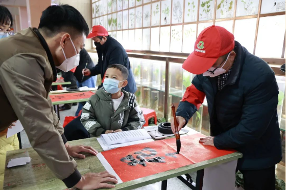 【钦中医文化】玉兔迎春 挥墨送福——我院开展送春联主题党日活动